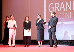 LiAn, mãe de Petra Costa e Elena, acompanhada pelo produtor Tiago Pavan, agradeceu ao público que escolheu ELENA como melhor filme