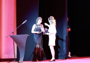 A montadora de ELENA Marilia Moraes (de vestido preto) recebeu o Troféu Grande Otelo na categoria Melhor Montagem