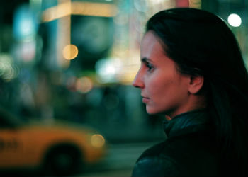 Em Nova York, Petra busca por Elena