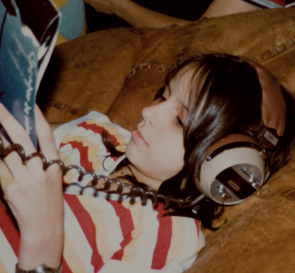 Uma das fotos do livro: Elena, em 1981, escutando música em seu quarto no apartamento em São Paulo